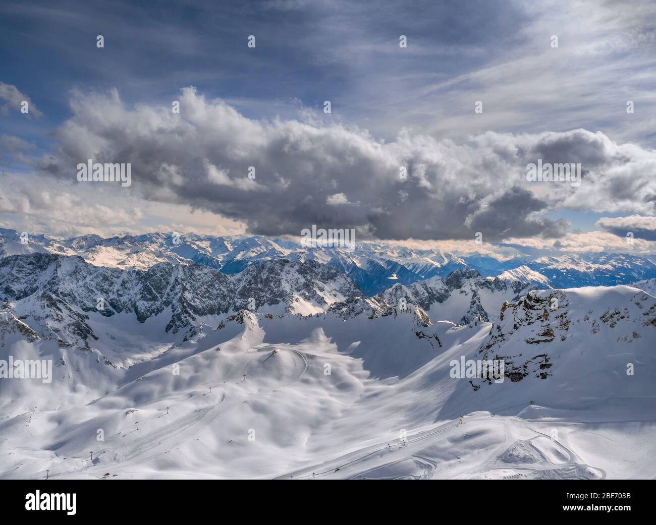 Vista desde el Zugspitze (2962 m), la montaña más alta de Alemania en los alpes, Alemania, Baviera, Oberbayern, Alta Baviera Foto de stock