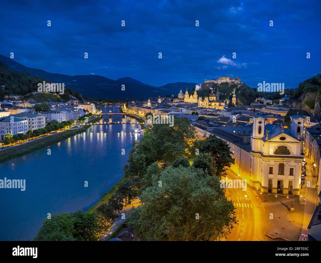 Centro histórico de Salzburgo y el castillo por la noche, Austria, Salzburgo Foto de stock