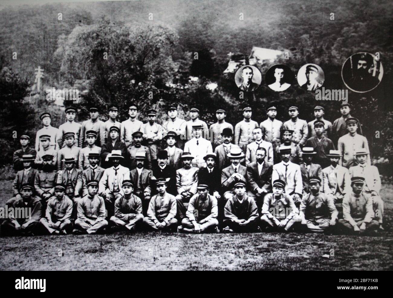 En el verano de 1918 Guo Moruo tomó una foto de grupo cuando se graduó de la sexta escuela secundaria en Okayama Fotos históricas en la sala de exposición del Fo Foto de stock