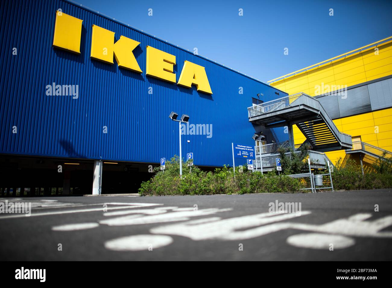 Colonia, Alemania. 17 de abril de 2020. Los pictogramas en el suelo apuntan  a los espacios de estacionamiento familiares en una tienda de muebles Ikea.  El gigante del mobiliario Ikea podrá reabrir