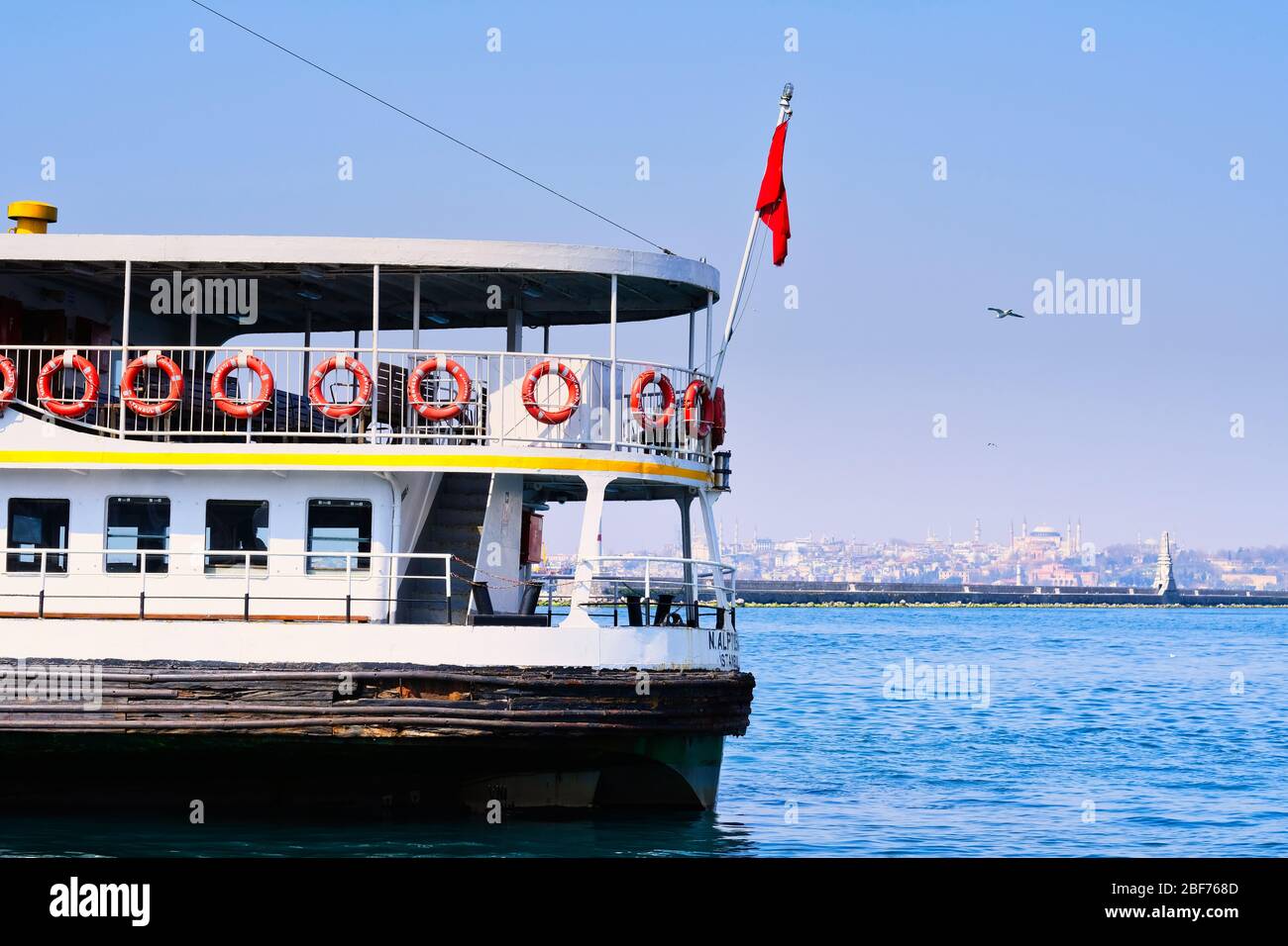 İDO Ferries que transportan pasajeros en el Estrecho de Estambul. Foto de stock