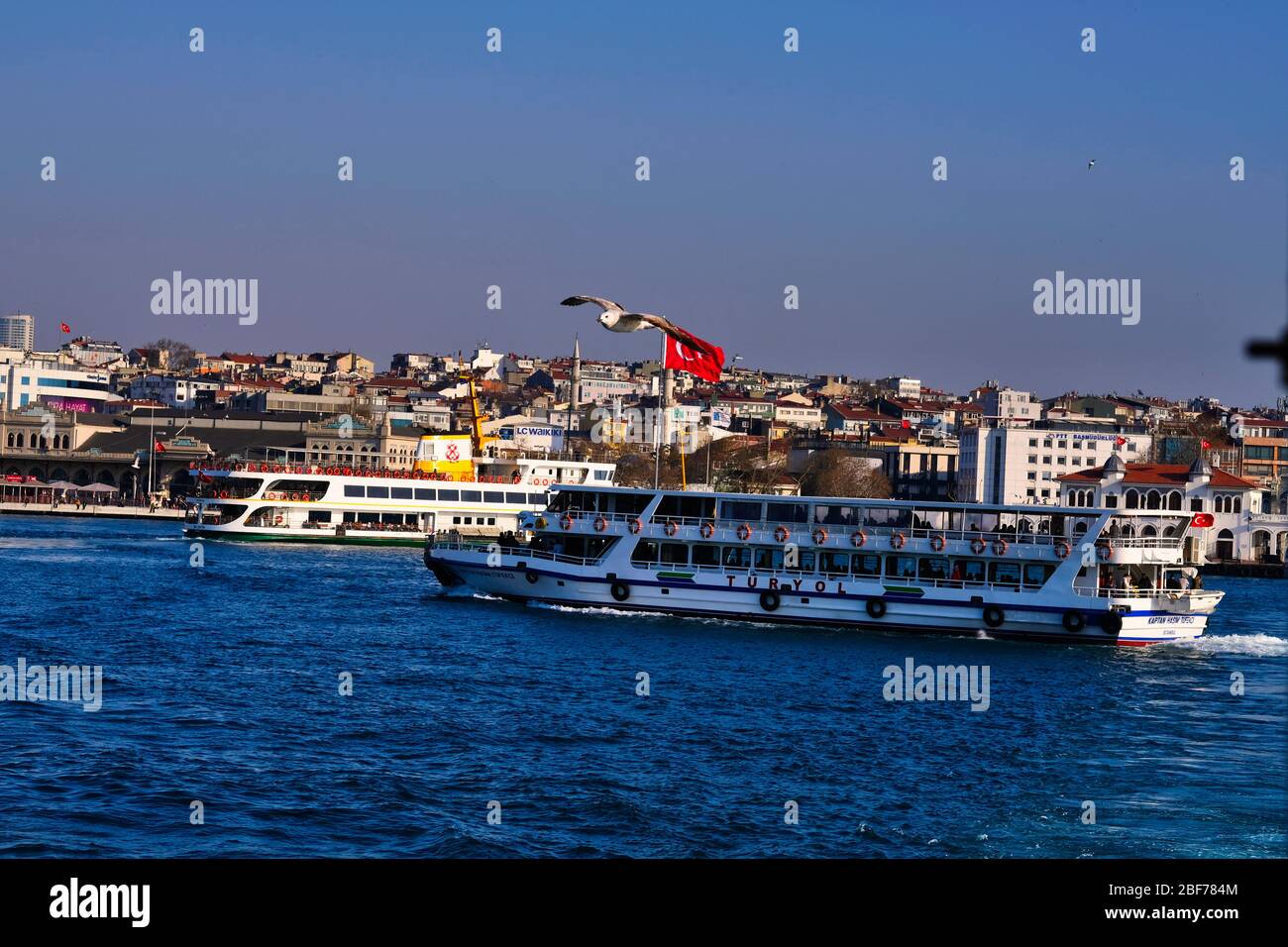 İDO Ferries que transportan pasajeros en el Estrecho de Estambul. Foto de stock