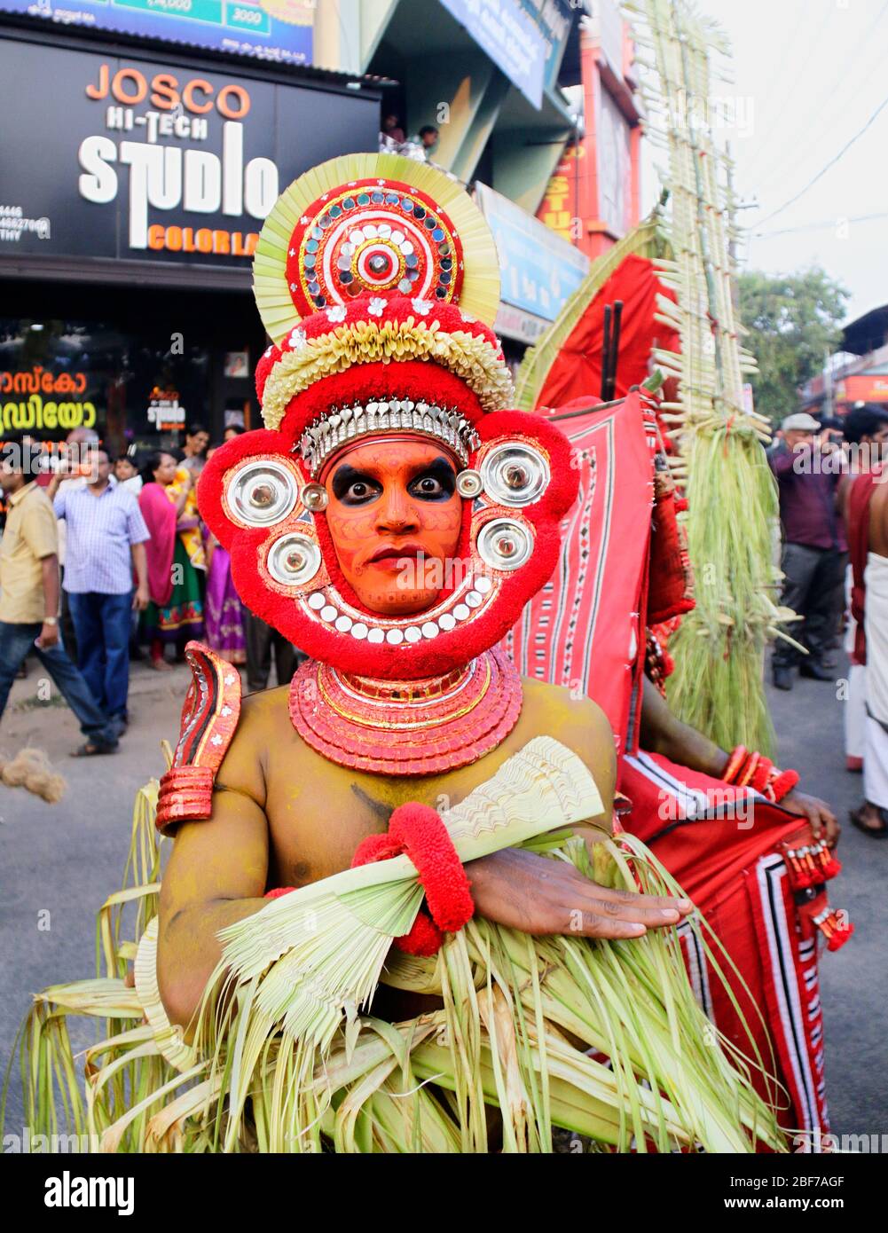 bailarines de kathakali bailarín,theyyam,thira,bailarines folklóricos,celebración,festival de kerala,bailarines del festival de la india,danza de la india, Foto de stock