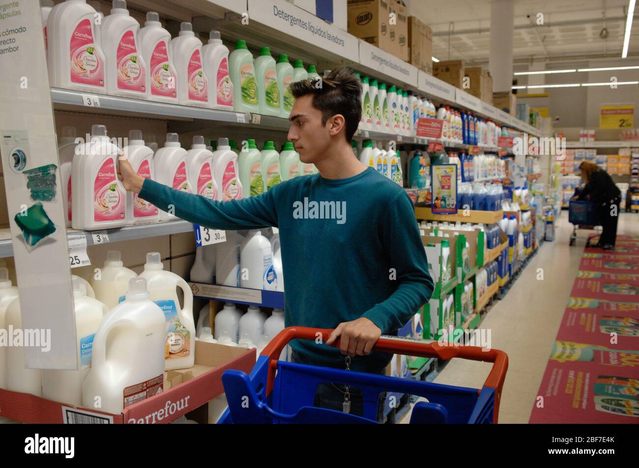 Un de recoger una botella de detergente Carrefour Fotografía de stock - Alamy