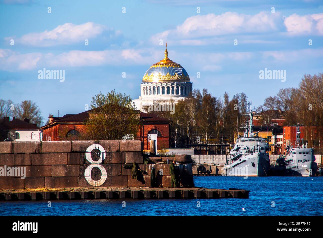 Kronshtadt, San Petersburgo, Rusia - 3 de mayo de 2015: Paisaje marino con vistas a la quincena interna de la incursión Kronshtadt Foto de stock
