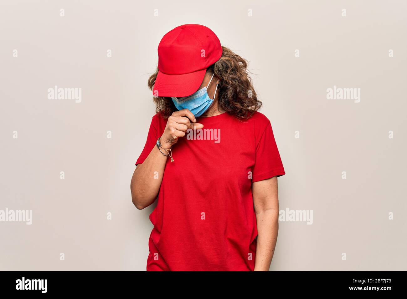 Parto en edad media mujer con capuchón rojo y máscara de protección Parto en edad media mujer con capuchón rojo y máscara de protección