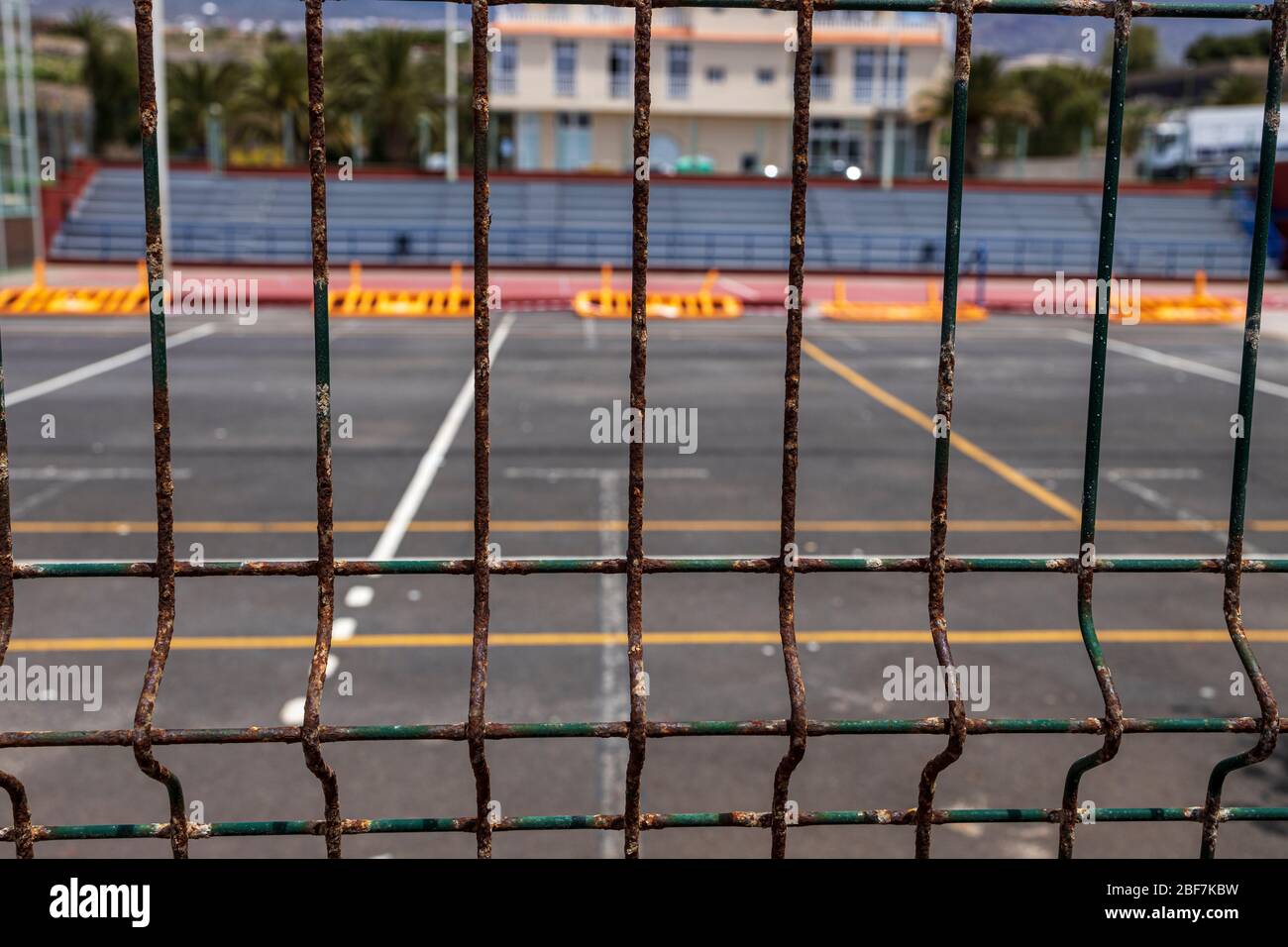 Recinto deportivo cerrado y vacío, durante la pandemia de coronavirus, Playa San Juan, Tenerife, Islas Canarias, España Foto de stock