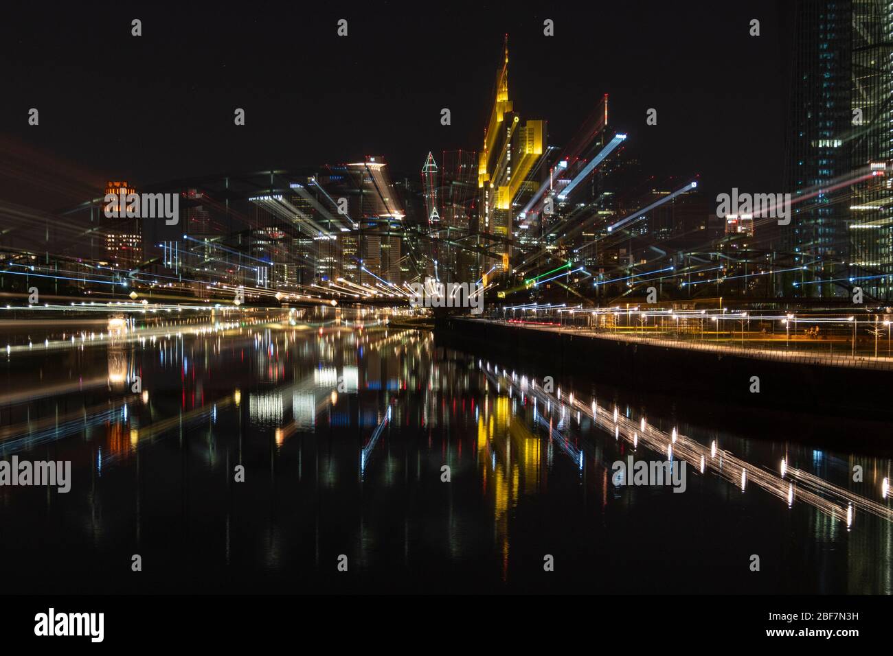Nachtaufnahme Skyline Frankfurt am Main mit klarem Himmel während der Coronakrise noche clara y efecto zoomefecto Foto de stock