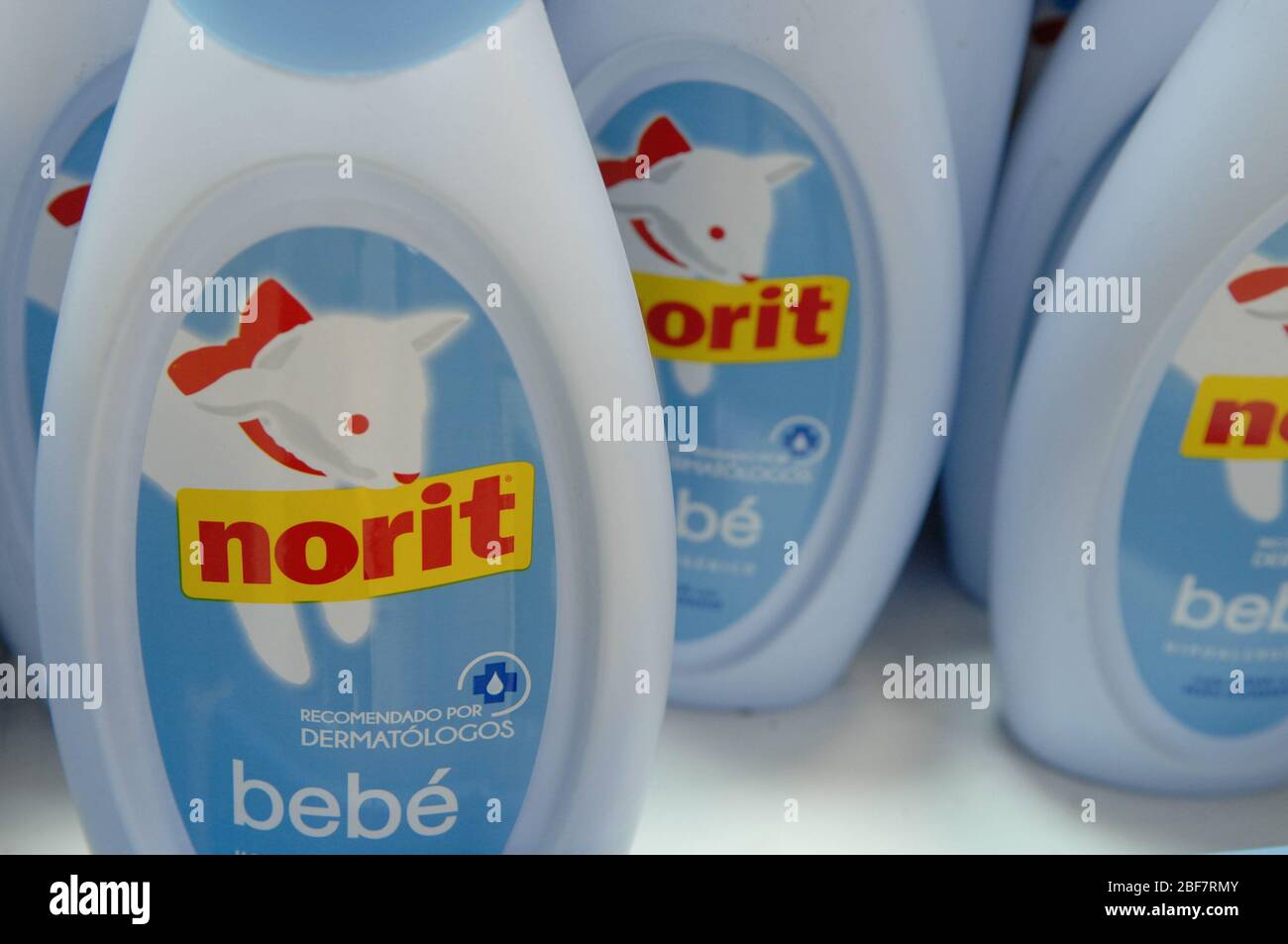 MADRID, España - 9 de abril de 2019: detergente NORIT botella junto a la  lavadora. EDITORIAL ilustrativos Fotografía de stock - Alamy