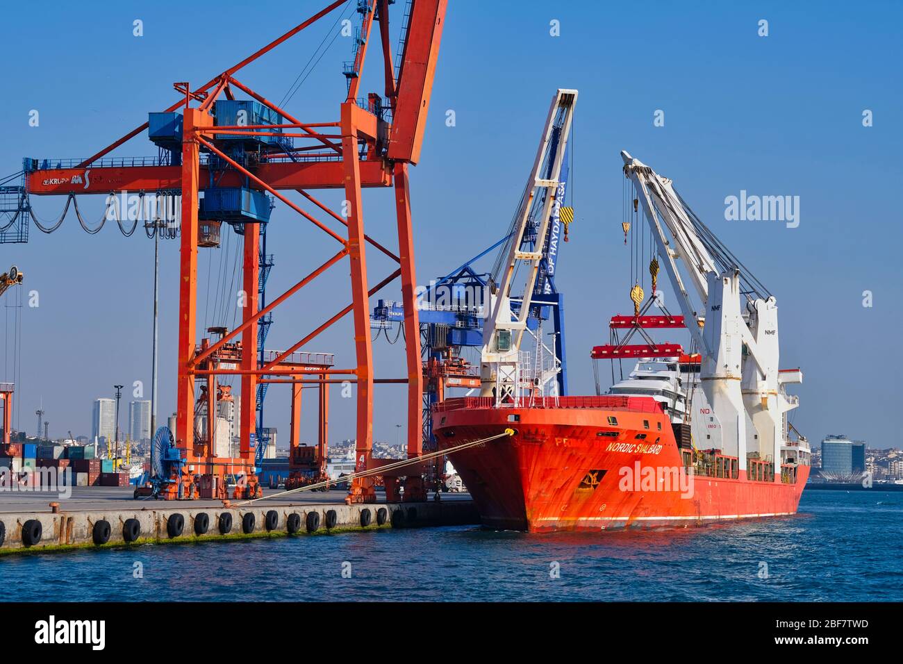 İstanbul Haydarpaşa Puerto Internacional. Donde los buques de carga descargan su carga Foto de stock