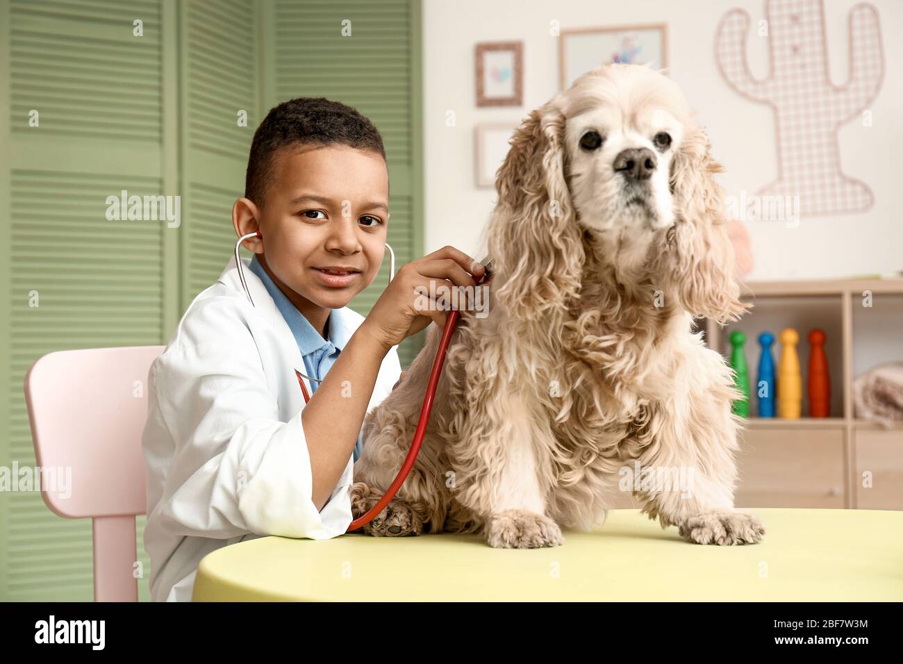 Niño disfrazado de veterinario fotografías e imágenes de alta resolución -  Alamy