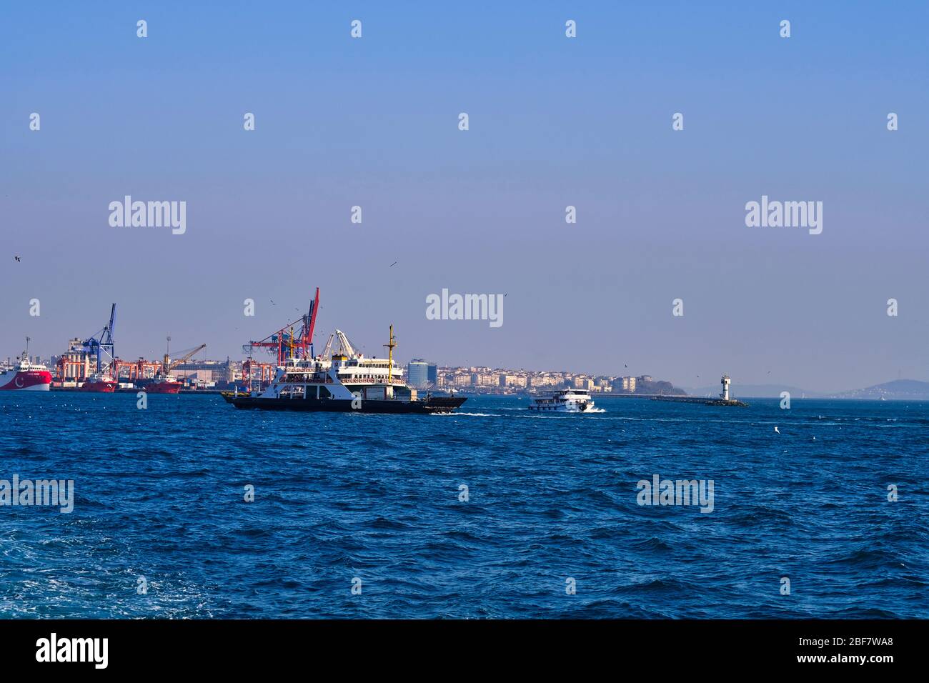 İDO Ferries que transportan pasajeros en el Estrecho de Estambul. Foto de stock