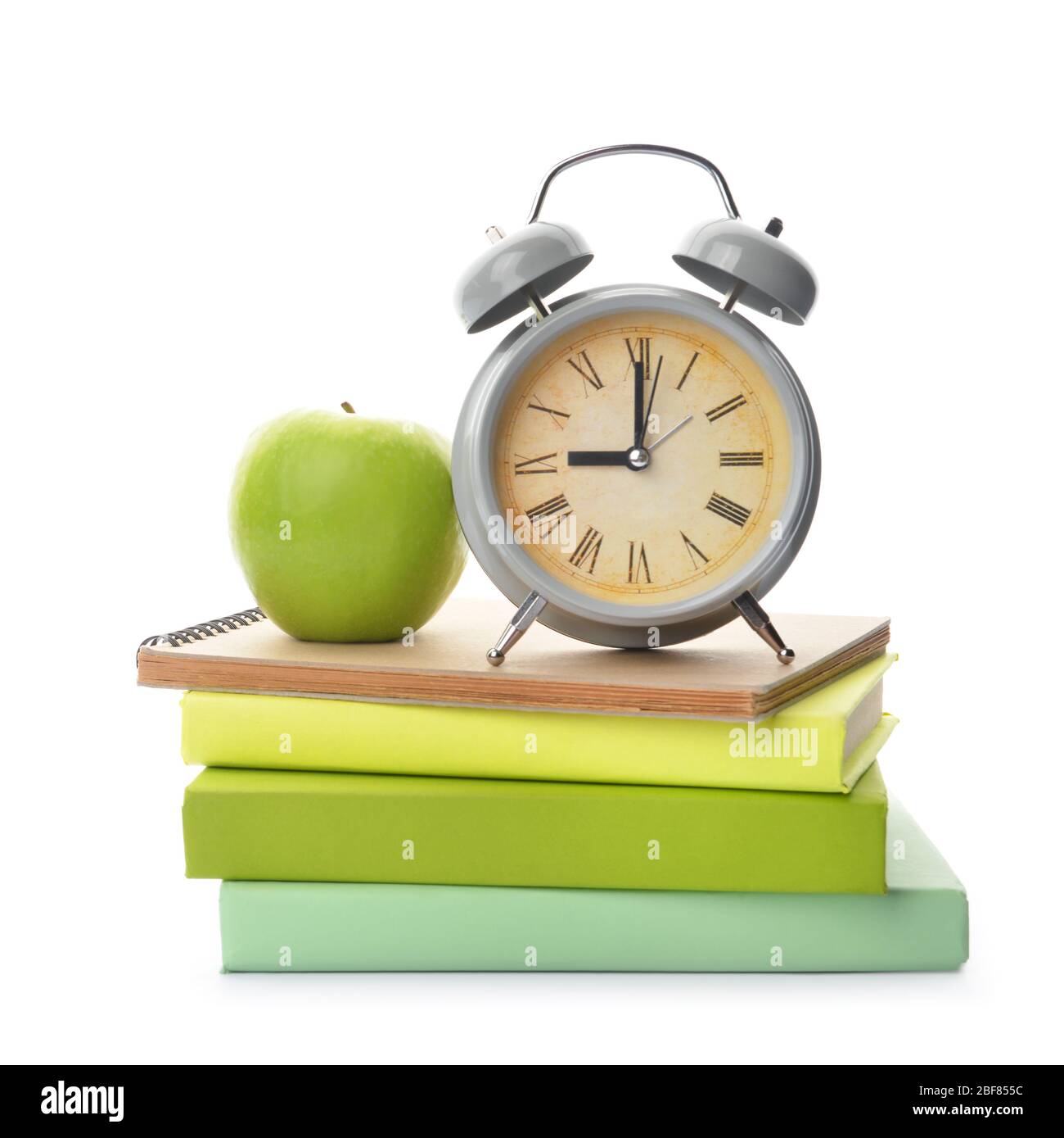 Libros escolares, manzana y reloj sobre fondo blanco. Tiempo para estudiar  Fotografía de stock - Alamy