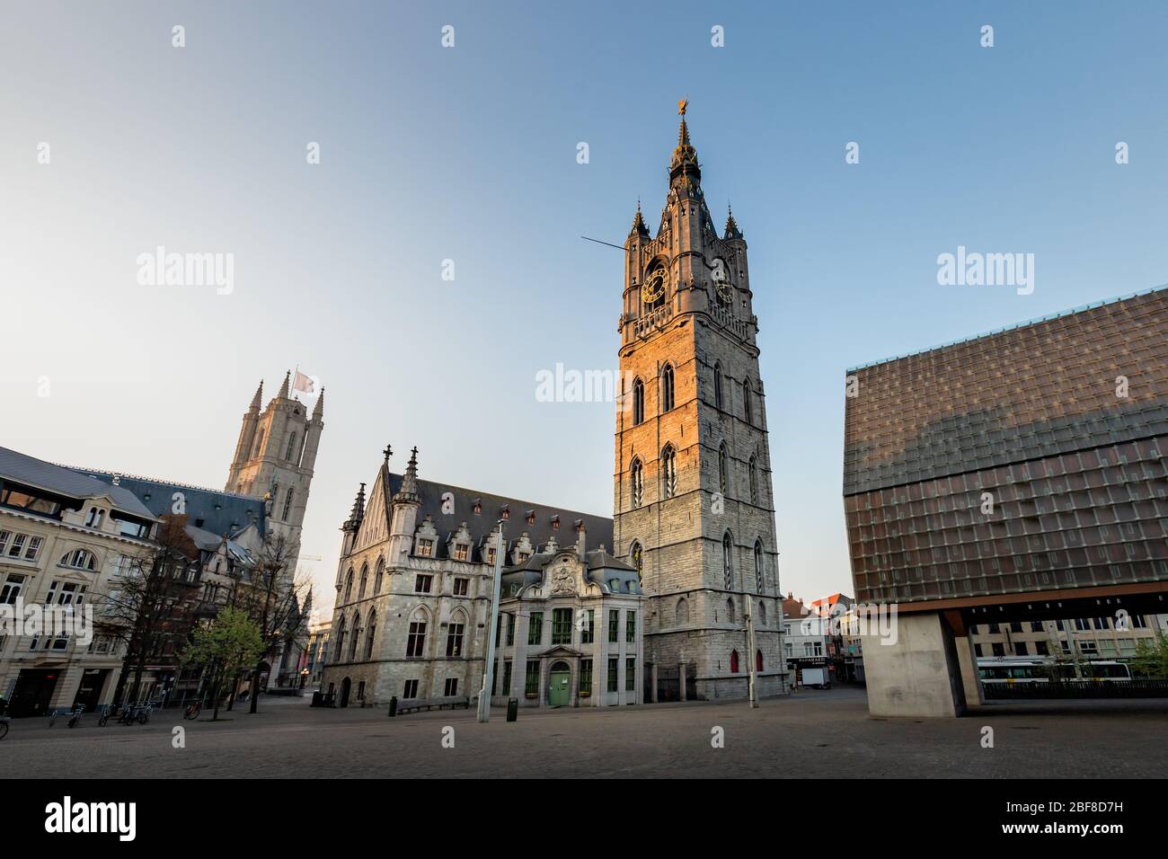 Gante, Bélgica - 9 de abril de 2020: El campanario de Gante, de 91 metros  de altura. El campanario más alto de Bélgica Fotografía de stock - Alamy