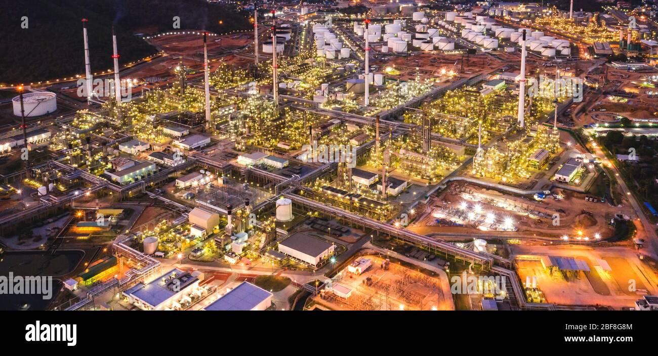 Vista aérea de la planta de refinería de petróleo en el crepúsculo. Zona industrial de refinería. Industria de refinación de petróleo crudo y gas en Tailandia Foto de stock