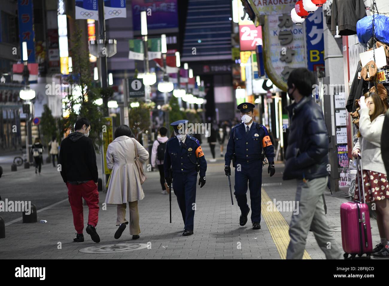 TOKIO, JAPÓN - 17 DE ABRIL: Oficiales de policía vigilan el distrito de entretenimiento Kabukicho en medio de la pandemia del coronavirus el 17 de abril de 2020 en Tokio. El gobierno de Japón ha solicitado que empresas como escuelas, instalaciones deportivas, bares y restaurantes cierren temporalmente o operen en horas reducidas durante el estado nacional de emergencia. El gobierno japonés decidió ampliar las zonas actuales en estado de emergencia a todo el país, ya que el brote de coronavirus Covid-19 continúa propagándose por todo el país. Crédito: AFLO Co. Ltd./Alamy Live News Foto de stock