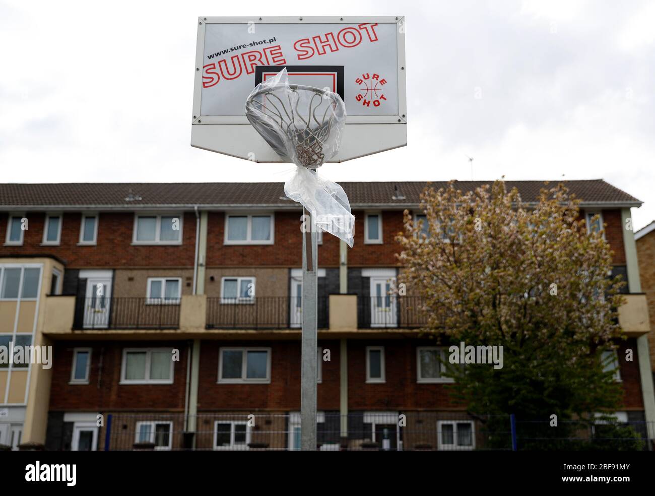 Leicester, Leicestershire, Reino Unido. 17 de abril de 2020. Durante el cierre de la pandemia del coronavirus, se sella una red de baloncesto en un gimnasio al aire libre cerrado y en la zona de recreo de St MatthewÕs. Darren Staples/Alamy Live News. Foto de stock