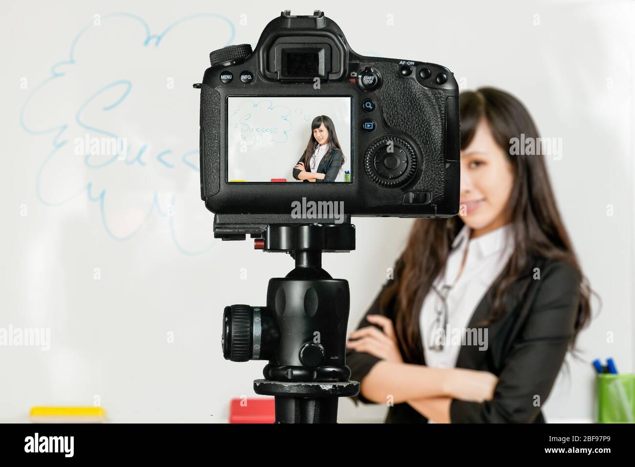 Clase de streaming de profesores de Asia-América con cámara para estudiantes en casa Foto de stock