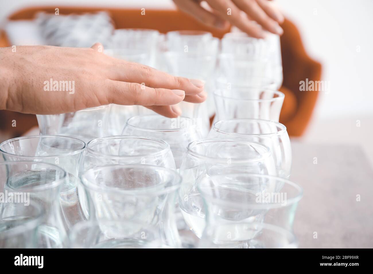 Joven tocando música en vasos con agua en casa, closeup Fotografía de stock  - Alamy