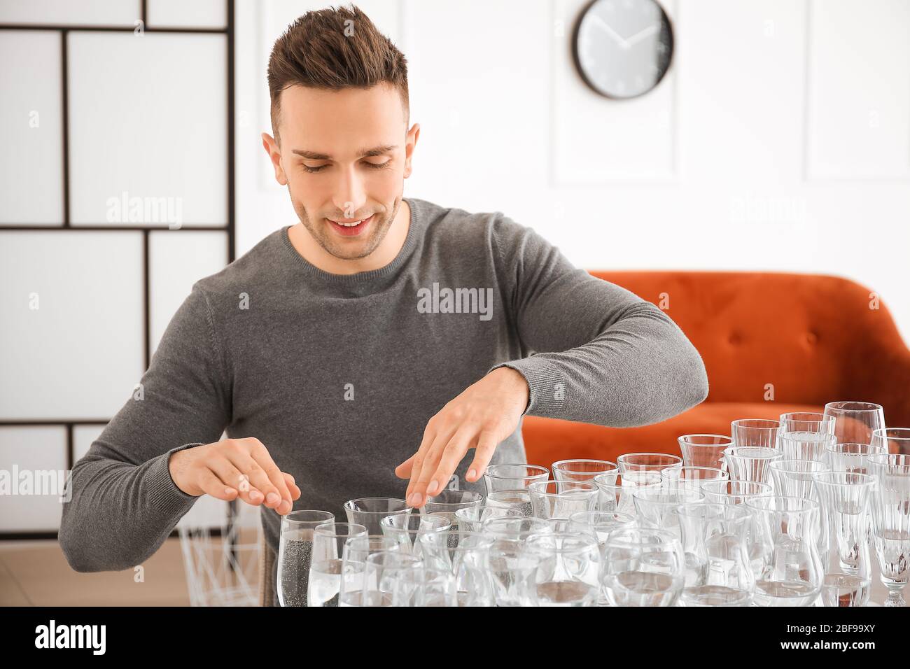Joven tocando música en vasos con agua en casa Fotografía de stock - Alamy