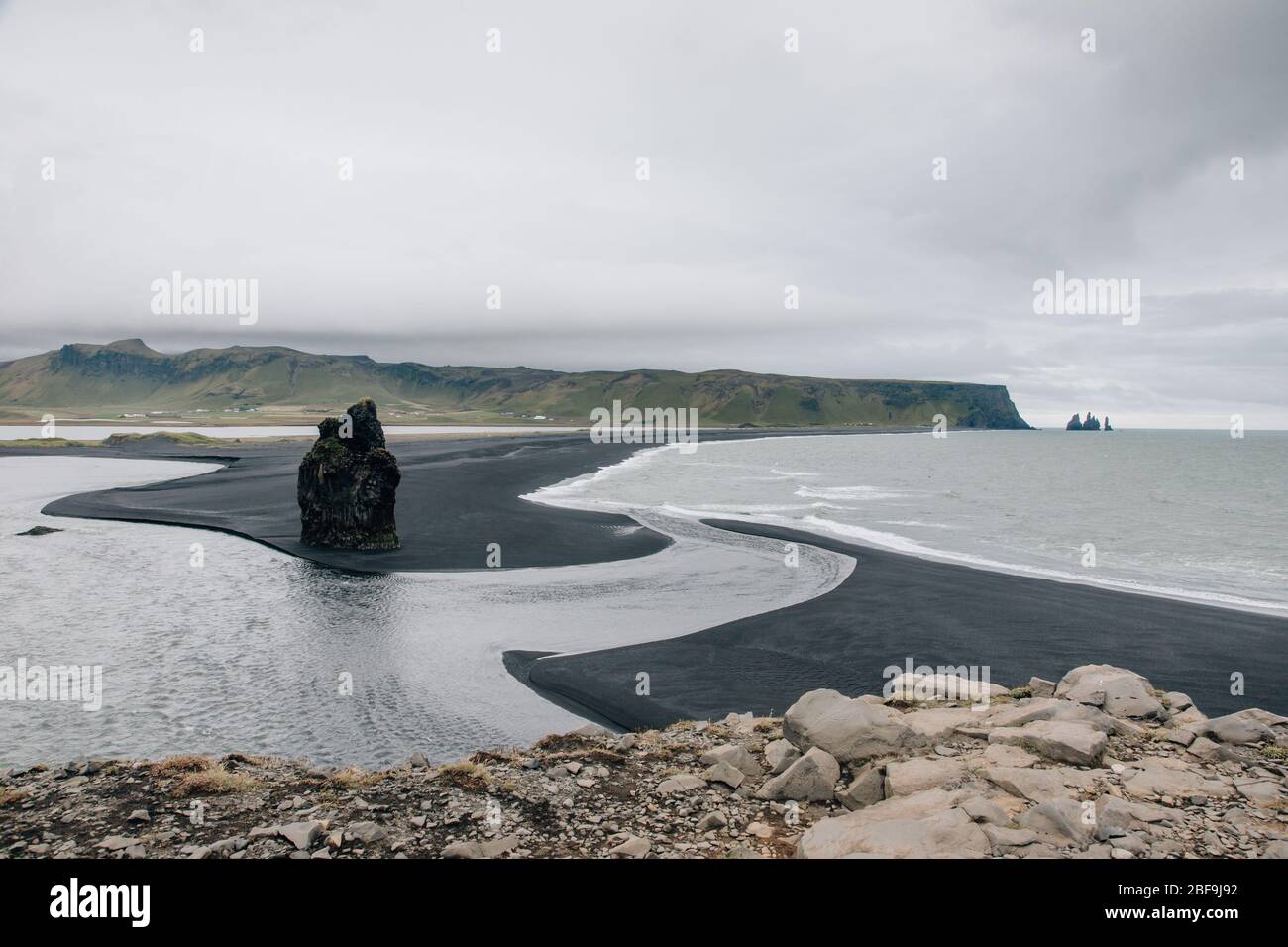 Playa negra Reynisfjara en Islandia Foto de stock