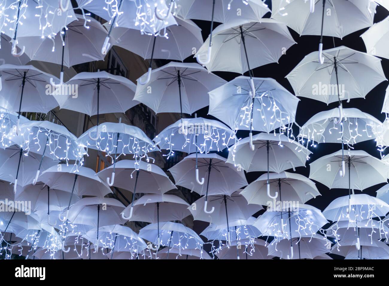 La belleza de los paraguas blancos, Ilumatinados por las luces navideñas  que decoran las calles de Agueda Portugal Fotografía de stock - Alamy
