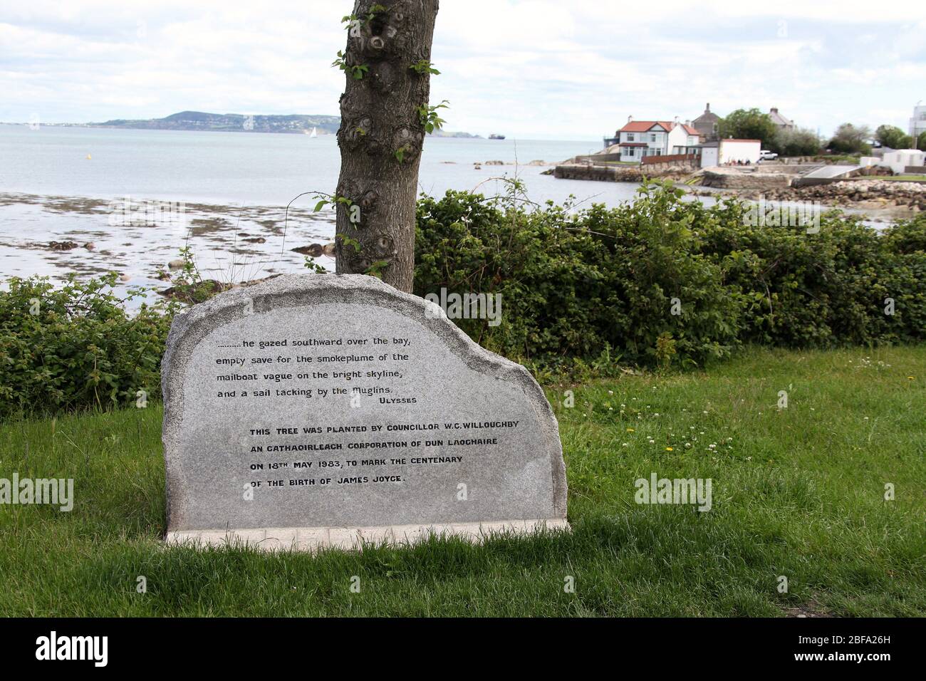 Monumento conmemorativo a James Joyce en Sandycove en la República de Irlanda Foto de stock