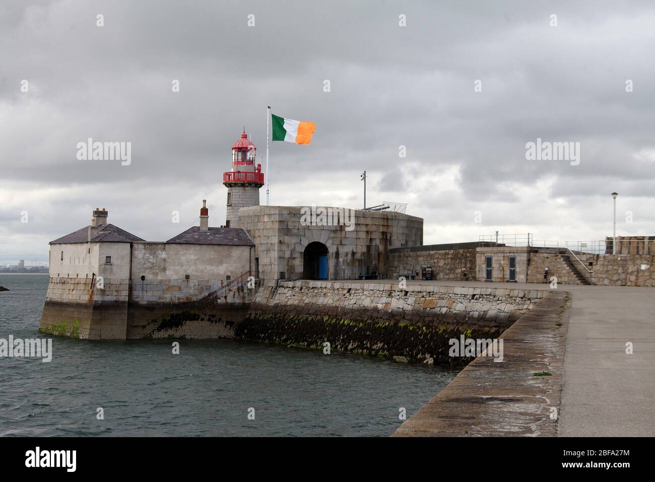 Faro Dun Laoghaire al final del muelle este Foto de stock