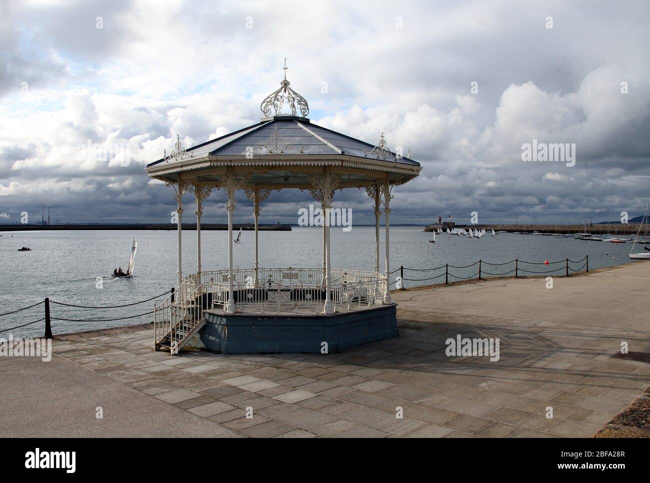 East Pier bandstand victoriano en Dun Leoghaire con Poolbeg Stacks en la distancia Foto de stock