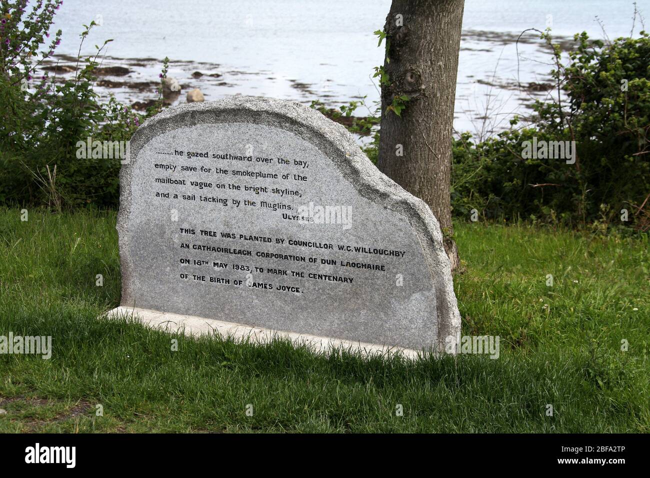 Monumento conmemorativo a James Joyce en Sandycove en la República de Irlanda Foto de stock