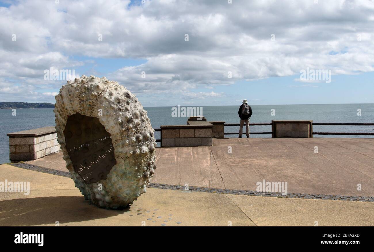 Escultura frente al mar de un erizo llamado Mothership por Rachel Joynt en Newborough en el condado de Dublín Foto de stock