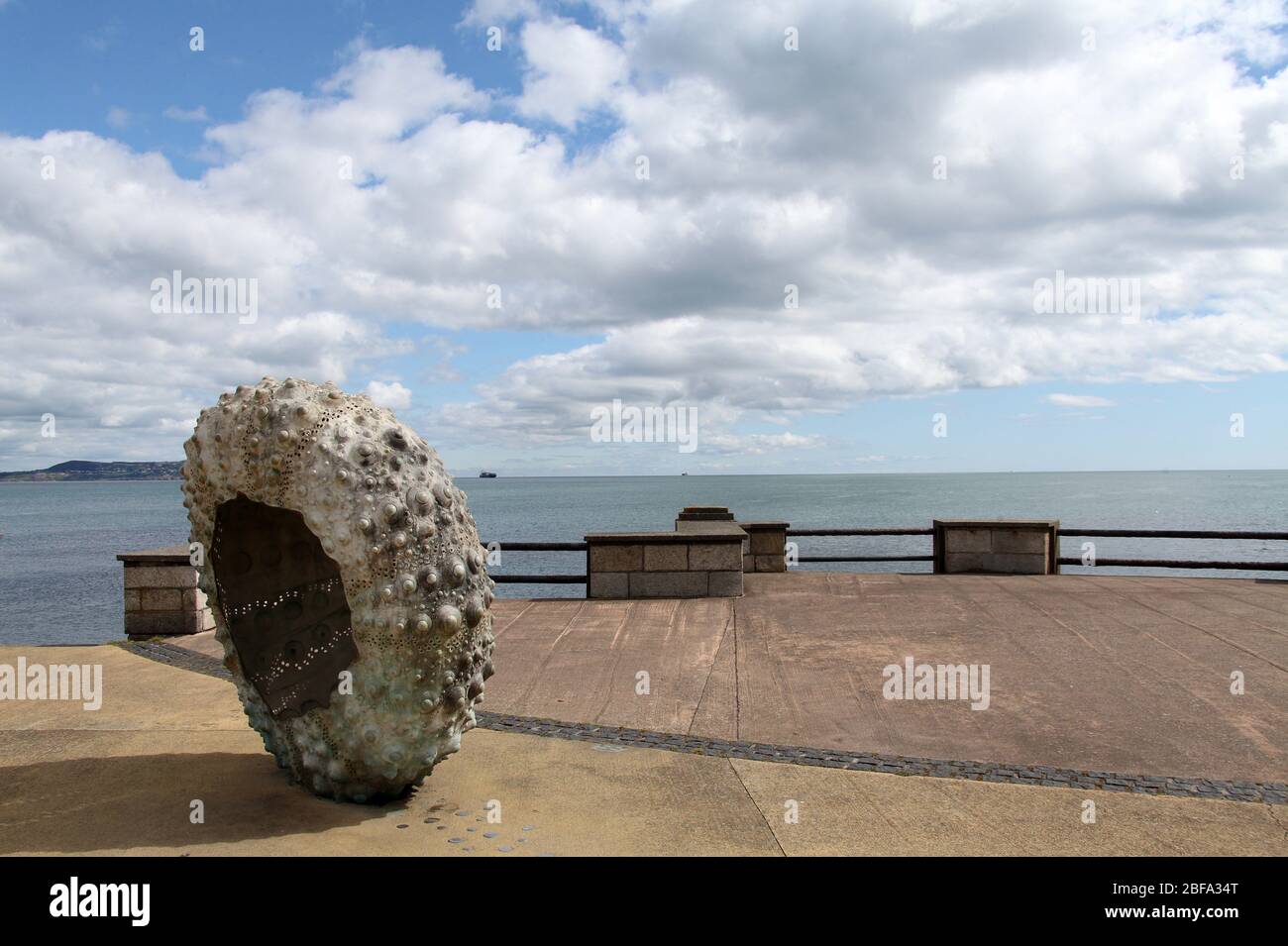 Escultura frente al mar de un erizo llamado Mothership por Rachel Joynt en Newborough en el condado de Dublín Foto de stock