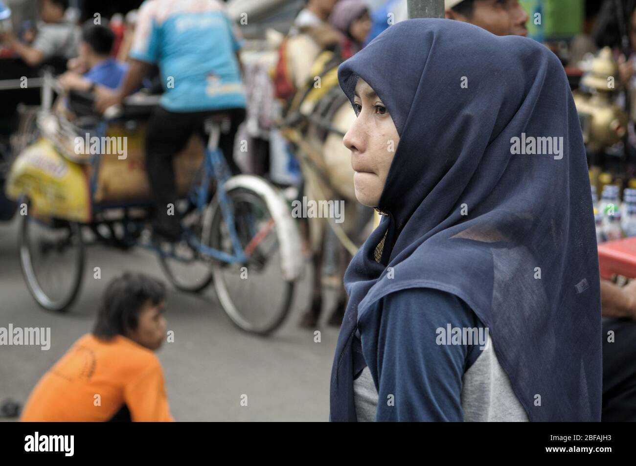 Una joven velada en una calle de Yogyakarta, Java, Indonesia Foto de stock