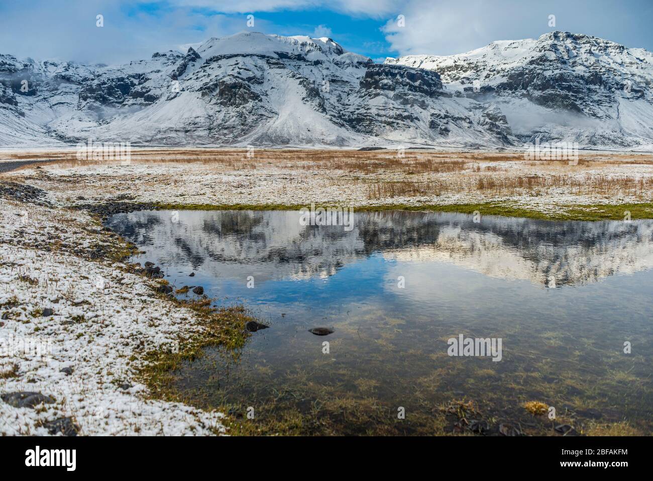 Zona natural cubierta de nieve cerca del Parque Nacional Skaftafell, Islandia Foto de stock