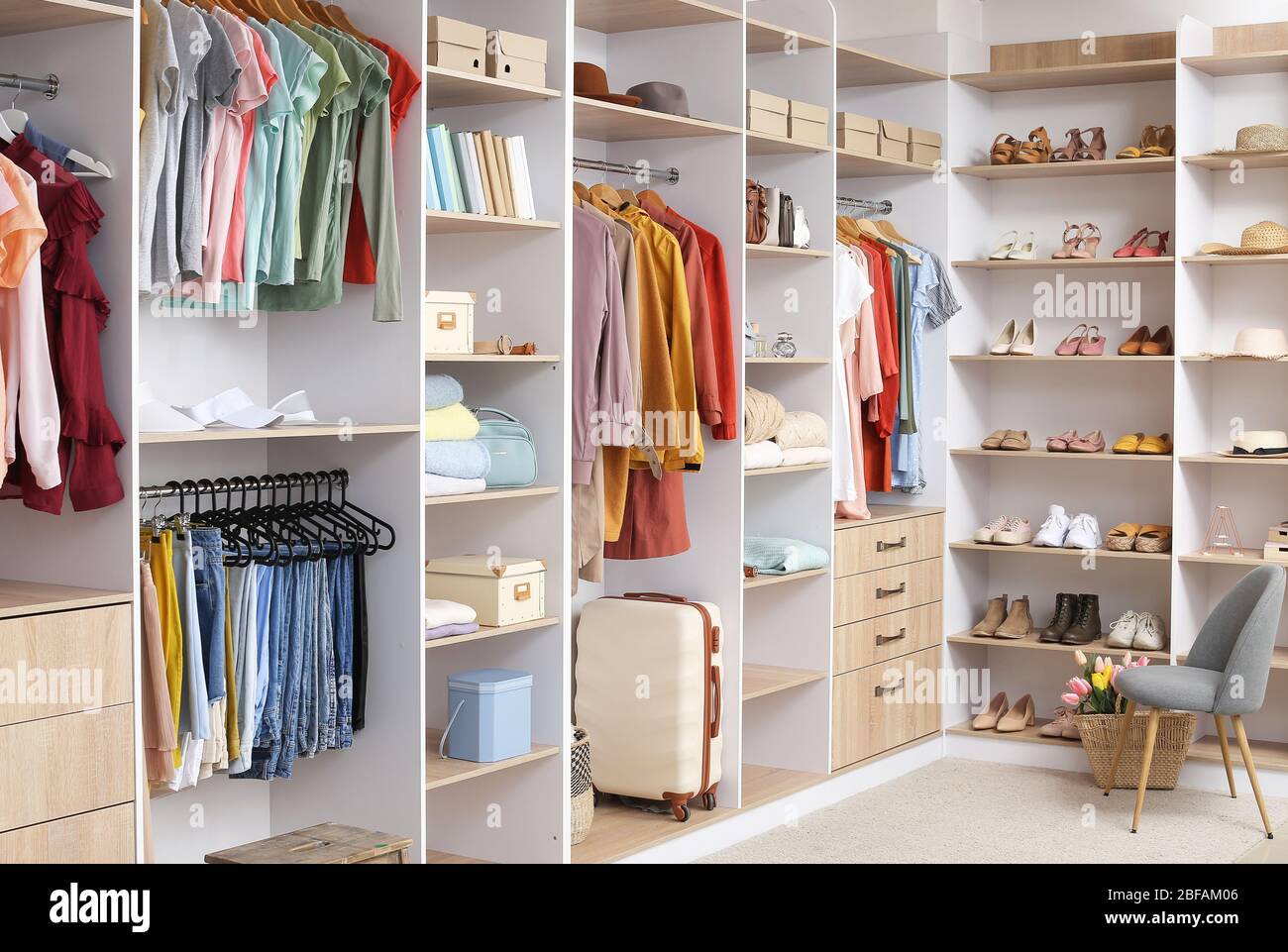 gran armario con ropa y accesorios diferentes en el vestidor Fotografía de  stock - Alamy
