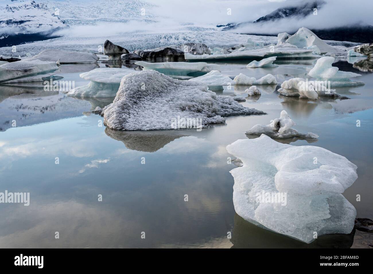 Lengua glaciar Fjallsarlon, Parque Nacional Vatnajokull, Islandia Foto de stock