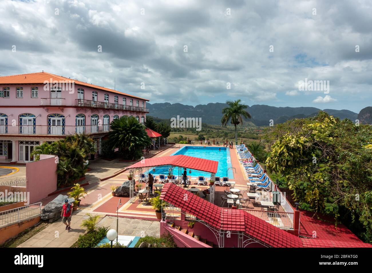 El edificio rosa del Hotel los Jazmines y su piscina junto al mirador turístico con vistas panorámicas al Valle de Vinales, Cuba Foto de stock