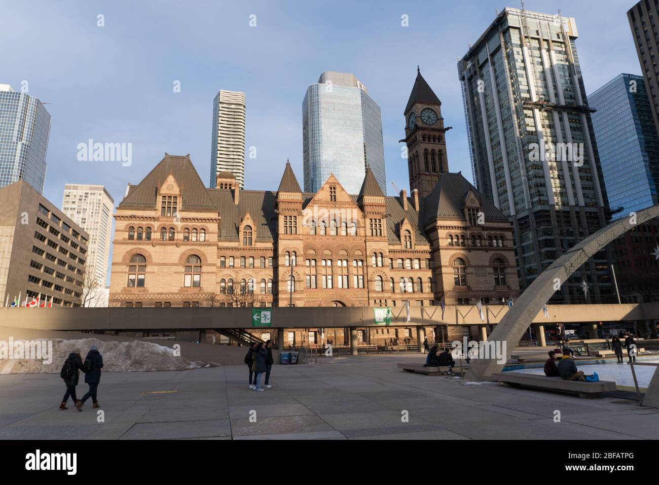Toronto, Canadá Circa 2020 Parque central de la plaza pública con edificios históricos y