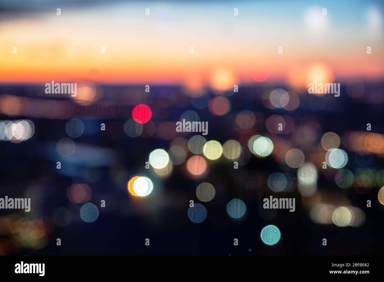 Bokeh de luces de la ciudad de noche coloridas. Difuminado de fondo de ciudad. Foto de stock