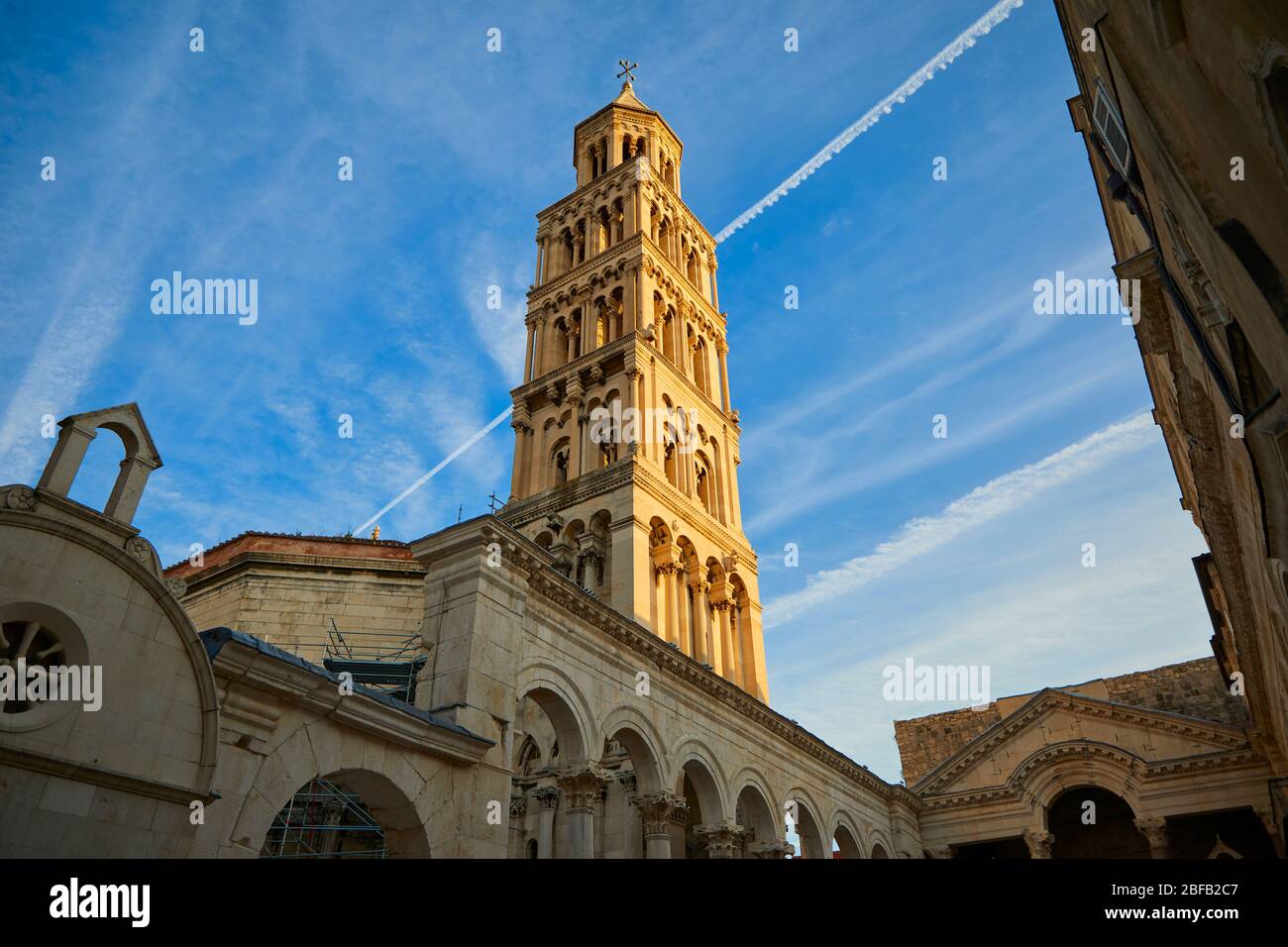 El campanario de la Catedral de San Domnio domina la escena en el Peristyle del Palacio de Diocleciano en Split, Croacia. Foto de stock