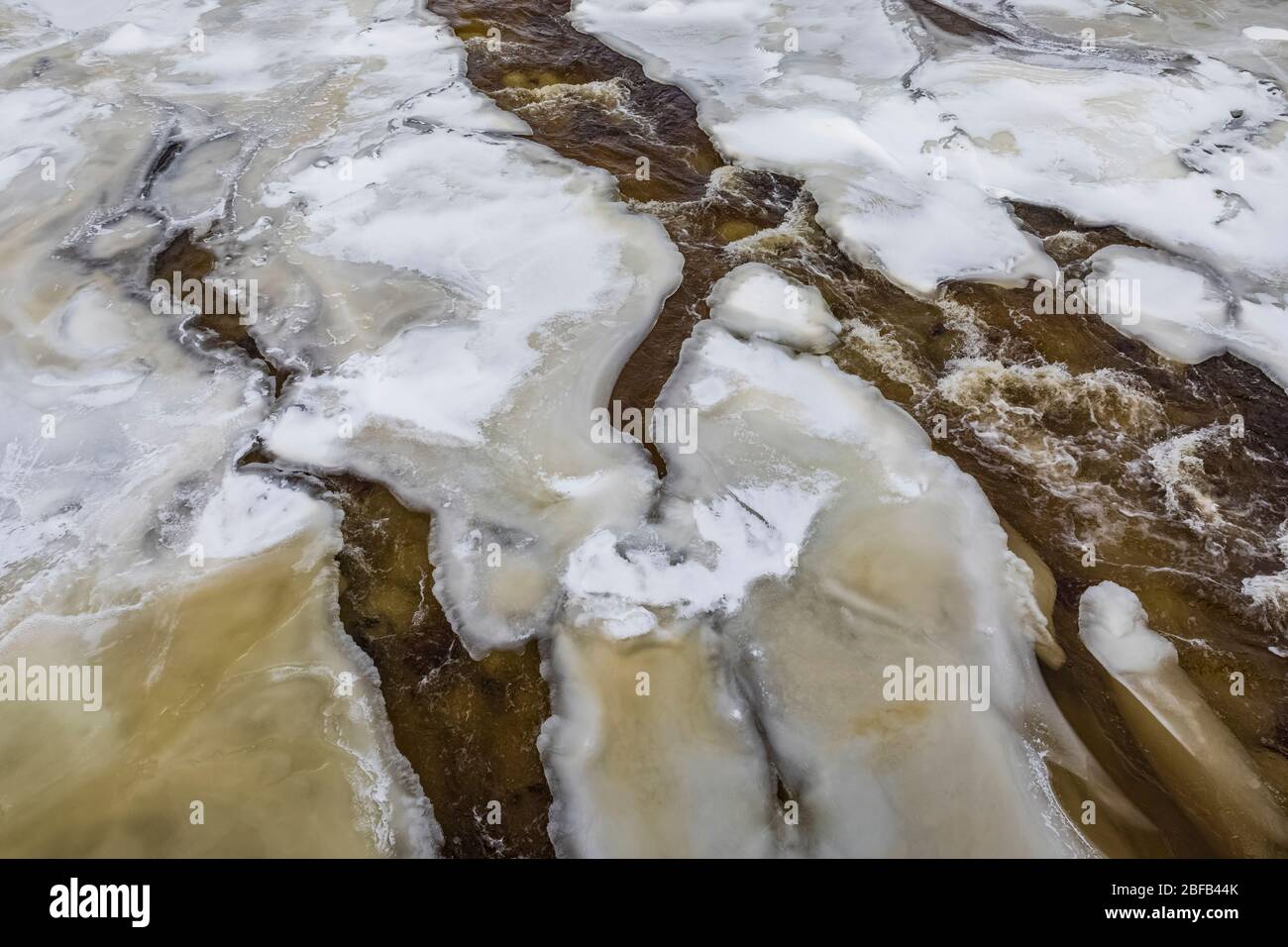 Buchans River tallado a través de nieve y hielo en Buchans, Terranova, Canadá Foto de stock