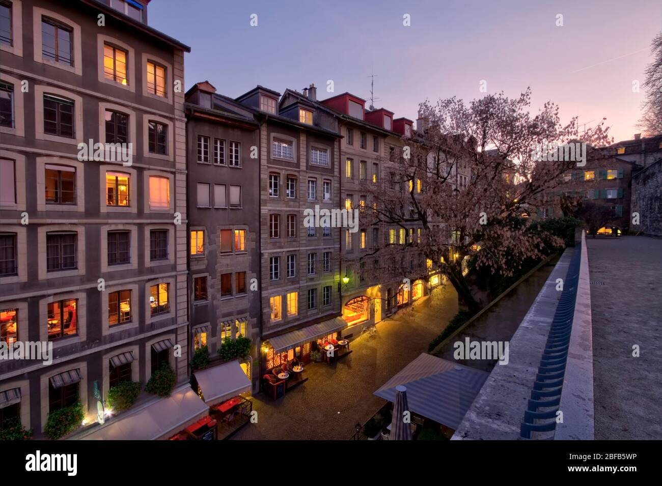 Calle en la ciudad vieja, Ginebra, Suiza, HDR Fotografía de stock - Alamy