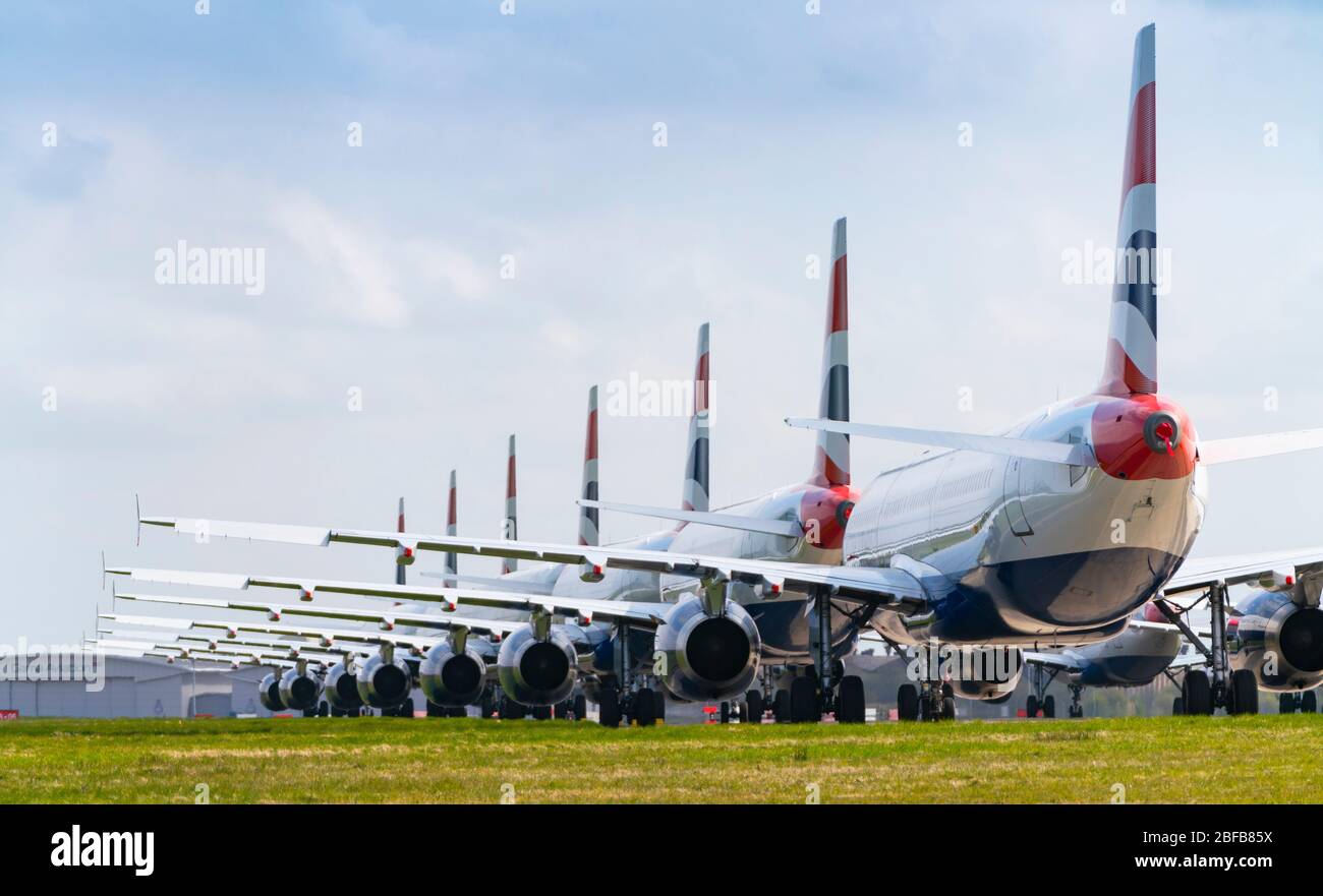 Muchos aviones de pasajeros de British Airways fuera de servicio se asentaron en el aeropuerto de Glasgow, Escocia, Reino Unido, durante el bloqueo de coronavirus Foto de stock
