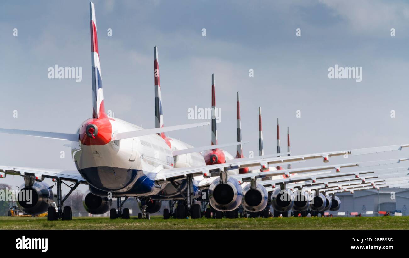 Muchos aviones de pasajeros de British Airways fuera de servicio se asentaron en el aeropuerto de Glasgow, Escocia, Reino Unido, durante el bloqueo de coronavirus Foto de stock