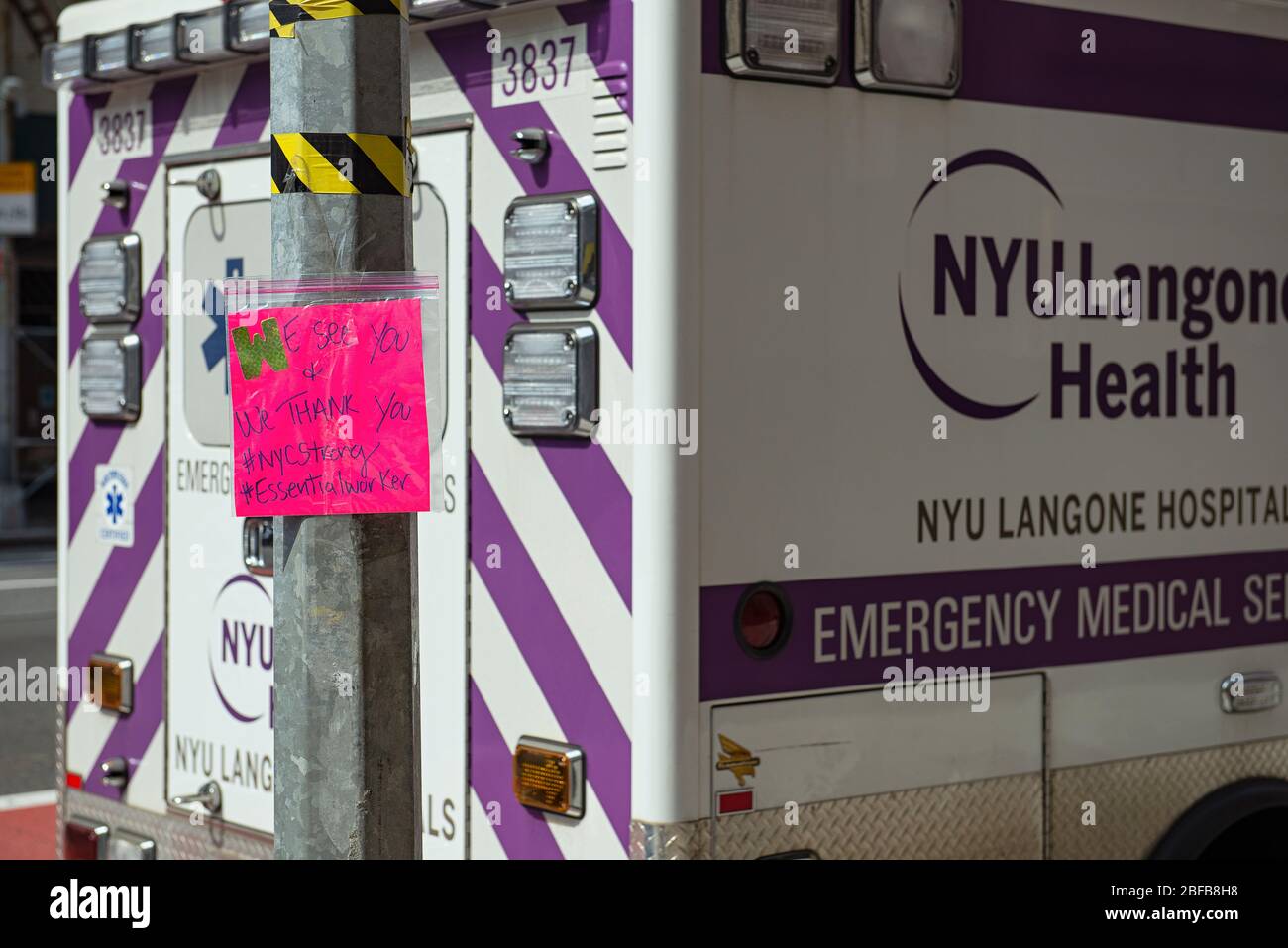 Una señal que se deja fuera del Hospital NYU Langone para trabajadores médicos. Foto de stock