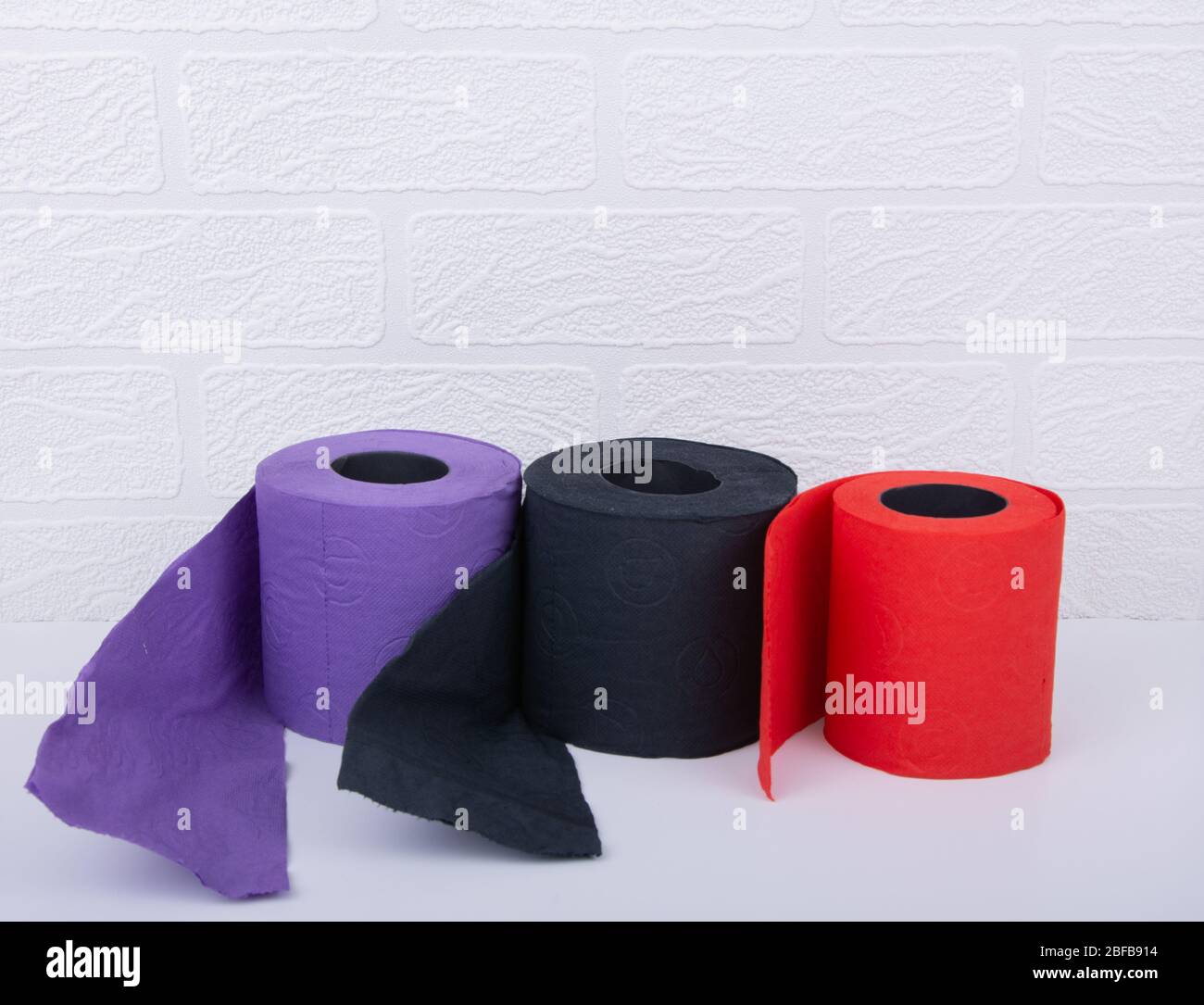 Rollos de papel de color rojo, morado y negro sobre fondo blanco Fotografía  de stock - Alamy