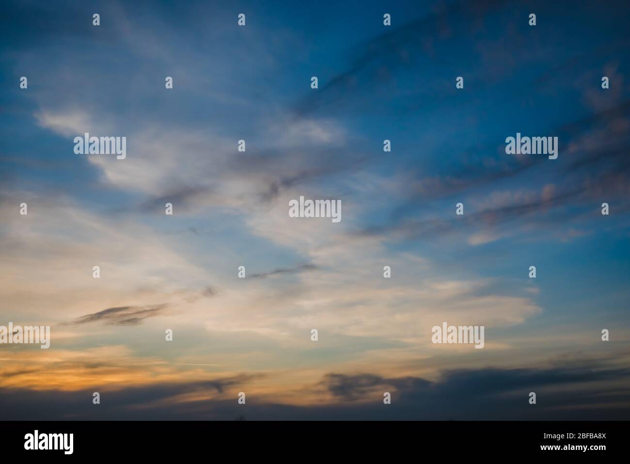 brillante puesta de sol cielo de fondo, crepúsculo azul hora Foto de stock