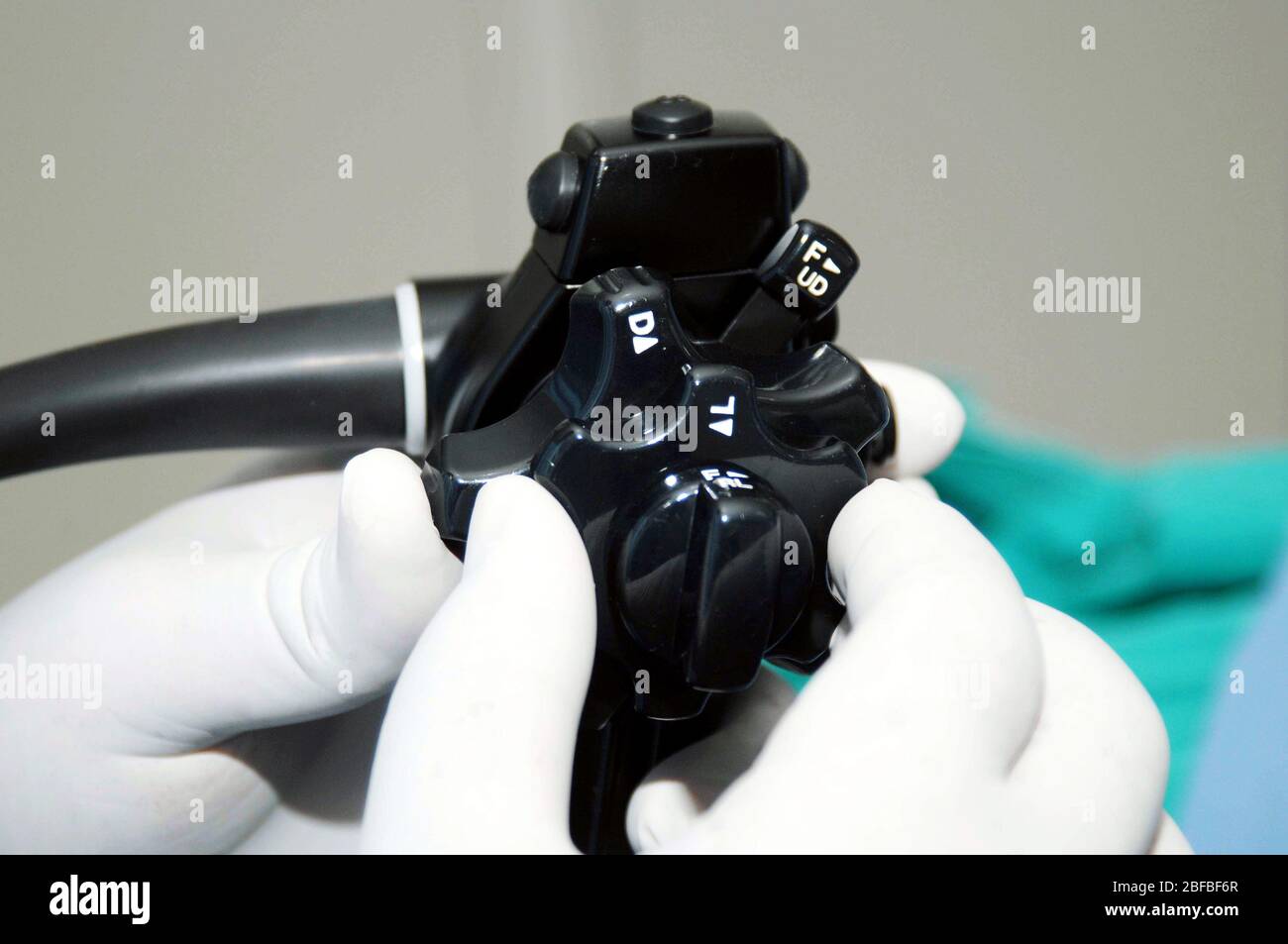 Cerca de los controles de una sonda endoscópica Fotografía de stock - Alamy