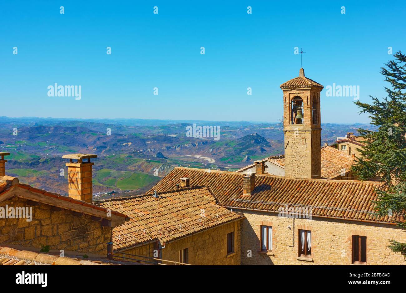 Casas antiguas con tejados de tejas y campanario en San Marino - paisaje Foto de stock