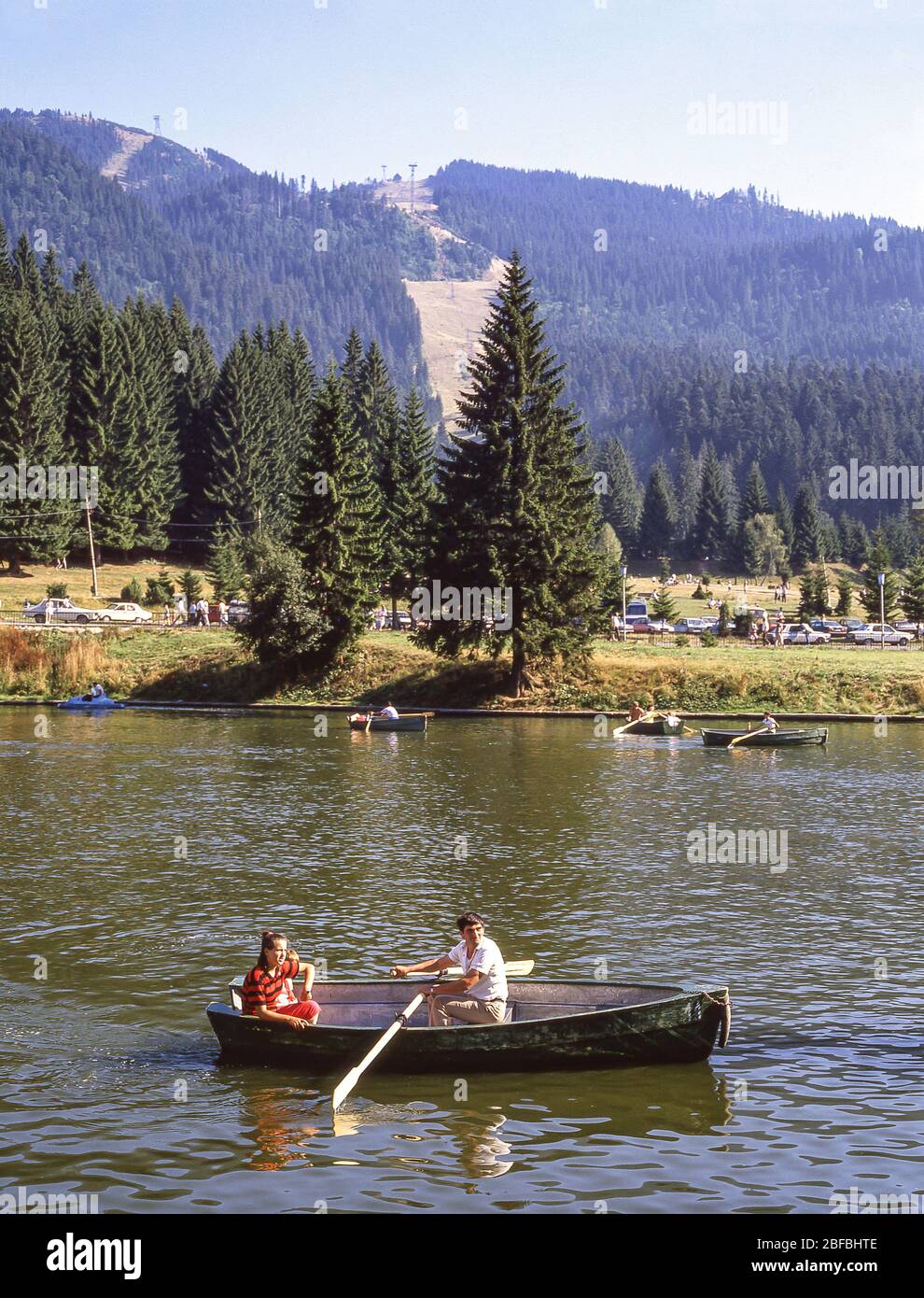Barco de remo en el lago, Poiana Brasov, Brasov, Condado de Brasov, Rumania Foto de stock